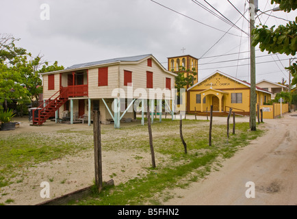 CAYE CAULKER BELIZE chalet traditionnel en bois sur pilotis avec volets Banque D'Images