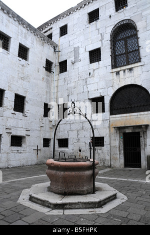 Prigioni Nuove. Bien dans la nouvelle prison de la cour intérieure du palais des Doges (via le Pont des Soupirs), Venise, Italie. Banque D'Images