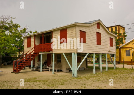 CAYE CAULKER BELIZE chalet traditionnel en bois sur pilotis avec volets Banque D'Images