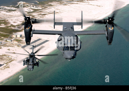 20 août 2008 - UN CV-22 Osprey et un MH-53 Pave Low fly sur la côte près de Hurlburt Field, en Floride. Banque D'Images