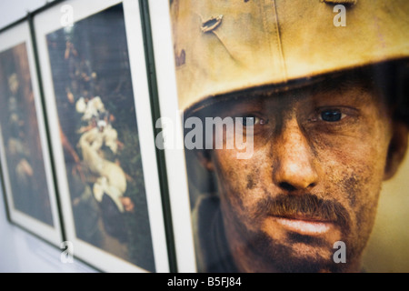 Exposition de photographies à la musée des débris de guerre Ho Chi Minh city Vietnam Banque D'Images