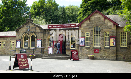 Train à vapeur Haworth gare, sur le chemin de fer de la vallée de Keighley et Worth, West Yorkshire en Angleterre. Banque D'Images
