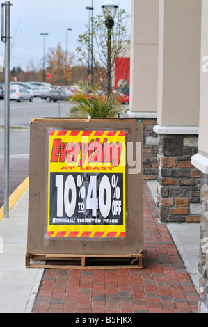 Linge de n et les choses faire faillite Faillite vente panneau signe sur trottoir en face du magasin. Banque D'Images