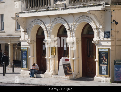 Entrée du Théâtre Royal de Bath avec dessin de l'artiste Banque D'Images