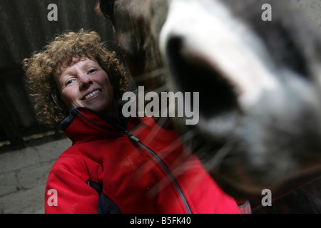 Lucinda décoré de Russell à cheval ferme résolution à leurs écuries près de Milnathort à Kinross Banque D'Images