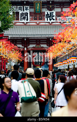 Le Hozomon main gate vu de la rue Nakamise - dōri menant à la Temple Sensoji à Asakusa, Tokyo, Japon. Banque D'Images