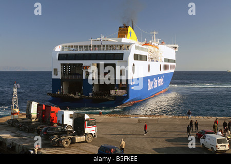 Un navire traversier dans la marina à Rhodes, Grèce Banque D'Images