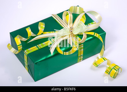 Boîte cadeau avec ruban vert et bow Banque D'Images