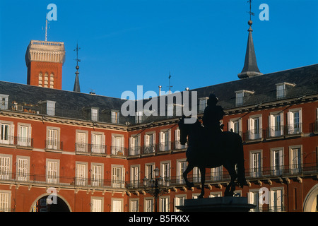 Espagne - Madrid - Plaza Mayor - silhouette d'une statue du roi Philippe III Banque D'Images