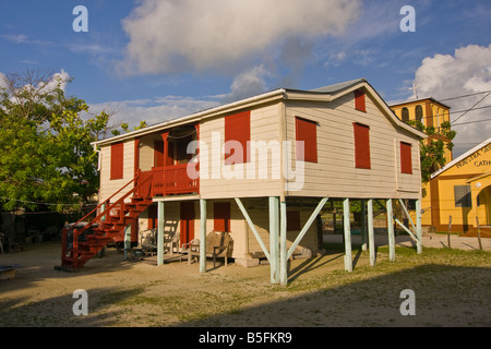 CAYE CAULKER BELIZE chalet traditionnel en bois sur pilotis avec volets Banque D'Images