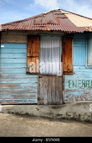 Une maison en bois avec toit en tôle ondulée dans SOUFRIERE ST LUCIA Banque D'Images