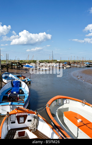 Bateaux au repos durant la marée basse en attente de passagers pour un voyage notre pour voir les phoques sur les bancs de sable "orston Quay' North Norfolk Banque D'Images