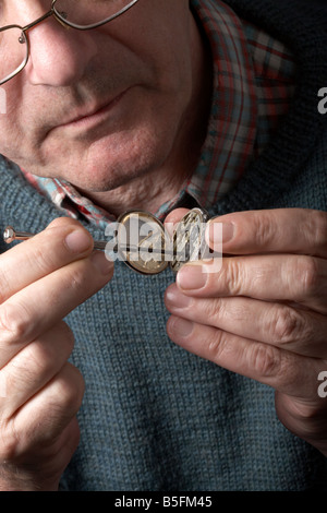 La réparation d'une ancienne montre de poche Banque D'Images
