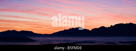 Lever de soleil sur l'Alpes d'Allgäu avec valley brouillard près de Füssen Bavière Allemagne Banque D'Images