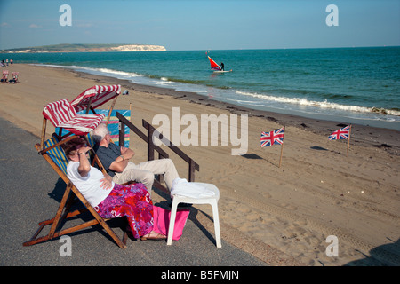 Un couple de personnes âgées sur la promenade de l'île de Wight, Angleterre Banque D'Images
