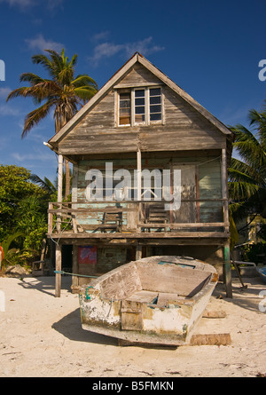 CAYE CAULKER BELIZE Vieille maison de bois sur pilotis sur la plage avec voile Banque D'Images