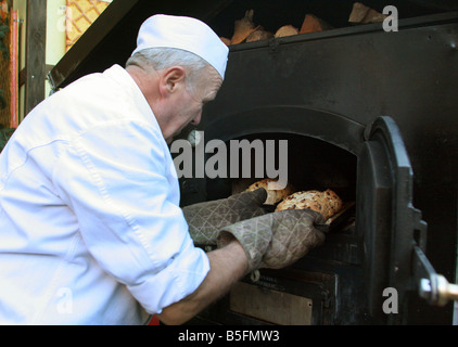 Baker en tenant hors de stollen four, Dresden, Allemagne Banque D'Images