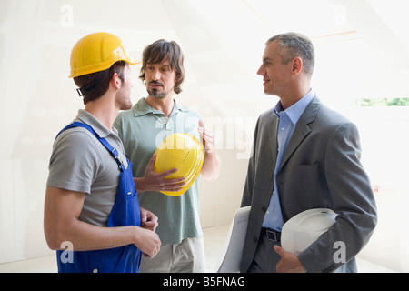 Deux hommes parlant d'Architect at construction site Banque D'Images