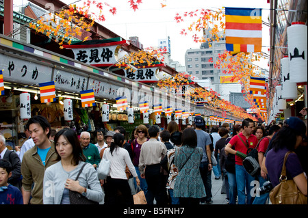 Shoppers sur la rue Nakamise - dōri menant à la Temple Sensoji à Asakusa, Tokyo, Japon Banque D'Images