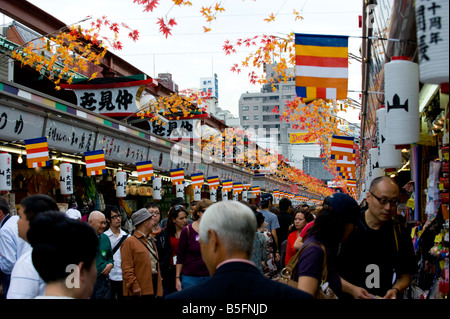 Shoppers sur la rue Nakamise - dōri menant à la Temple Sensoji à Asakusa, Tokyo, Japon Banque D'Images