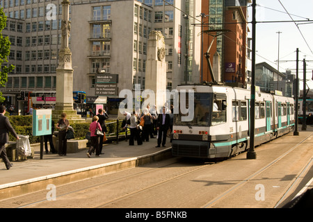 Station de métro à la place Saint Pierre à Manchester, vue de la piste. Banque D'Images