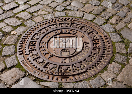 Couvercle de trou d'égoutter dans Cesky Krumlov République Tchèque Banque D'Images