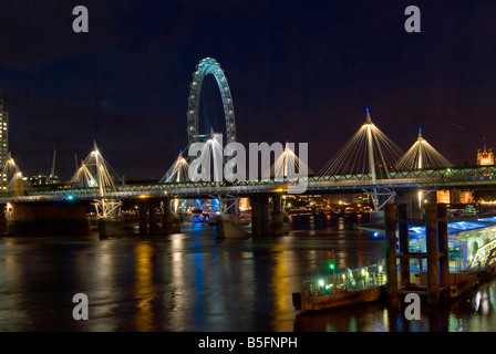 Hungerford Bridge illuminé la nuit avec London Eye en arrière-plan Banque D'Images