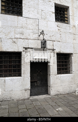 Prigioni Nuove. Porte de la cellule et de barreaux aux fenêtres de la nouvelle prison de la cour intérieure du palais des Doges (via le Pont des Soupirs), Venise. Banque D'Images