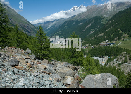 Regardant vers le bas dans la vallée de la Vispa vers Zermatt du rocher parsemé côté ouest de la vallée du Gorner Banque D'Images