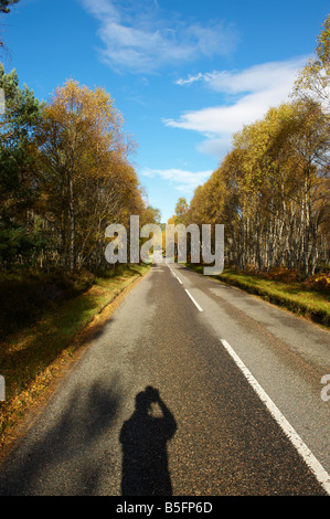 Photographes ombre sur road Scotland UK à l'automne Banque D'Images