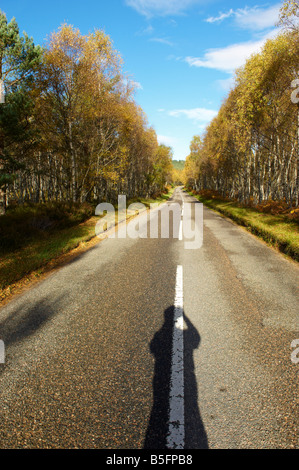 Photographes ombre sur road Scotland UK à l'automne Banque D'Images