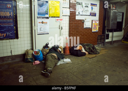 Les hommes sans-abri camping-car à la station de métro 23rd Street dans le quartier de New York Chelsea Banque D'Images