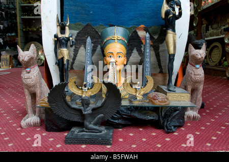 Des répliques de statues à la vente à un magasin de souvenirs dans le souk d'Assouan un bazar coloré connu localement comme la charia comme-Souk, Assouan Egypte Banque D'Images