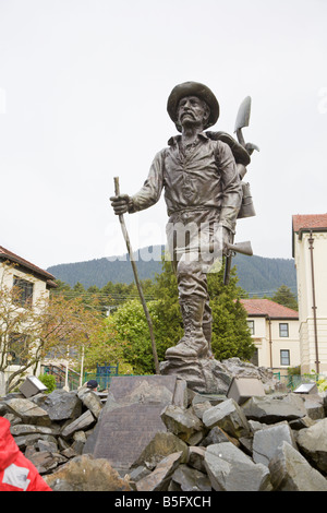 Le prospecteur sculpture à l'extérieur de la maison des pionniers de Sitka a été sculpté par Alonzo Victor Lewis Banque D'Images