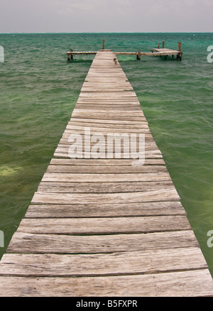 CAYE CAULKER BELIZE Wooden dock et la mer des Caraïbes Banque D'Images