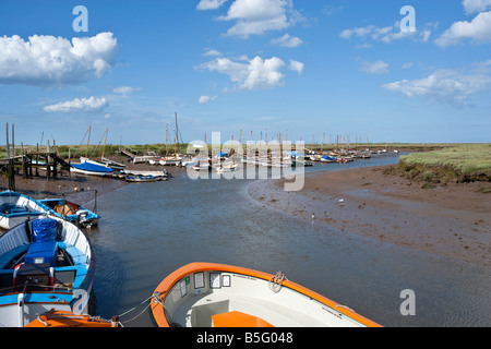 Bateaux au repos durant la marée basse en attente de passagers pour un voyage notre pour voir les phoques sur les bancs de sable "orston Quay' North Norfolk Banque D'Images