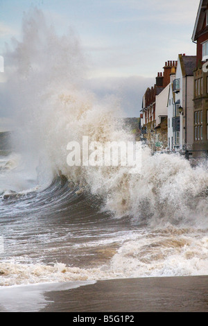 Dommages matériels et risques d'inondation au niveau du mur de la mer. Ondes géantes indésirables avec onde de tempête de choc de la culasse mur de réflexion à Sandside, Whitby, Yorkshire, Royaume-Uni Banque D'Images