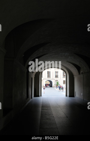 Le passage entre la première et la deuxième cour du château de Prague République Tchèque Banque D'Images