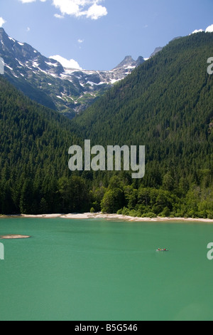 Canoë sur Diablo Lake dans le Nord de la chaîne des Cascades Washington Banque D'Images