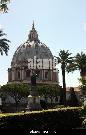 Monument à Saint Pierre et la Basilique Saint Pierre, vue depuis les jardins du Vatican Banque D'Images