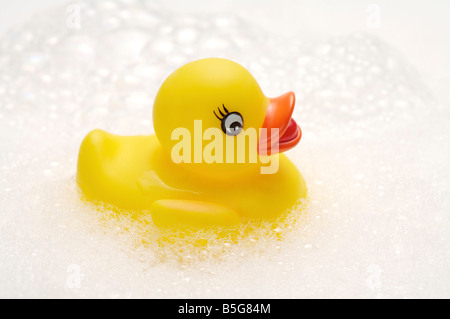 Canard en caoutchouc jaune entre les bulles de savon flottant Banque D'Images