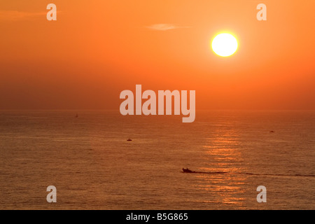 Coucher de soleil sur l'océan Atlantique à Saint Jean de Luz Pyrenees Atlantiques Pays Basque Sud Ouest France Banque D'Images