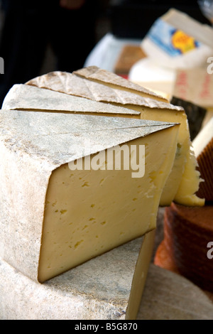 Le fromage vendu à un marché en plein air dans la ville de Cangas de Onis Asturias Espagne du nord Banque D'Images