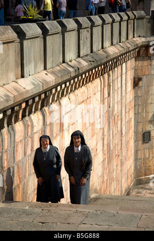 Les religieuses dans la basilique de Covadonga Asturies le nord-ouest de l'Espagne Banque D'Images
