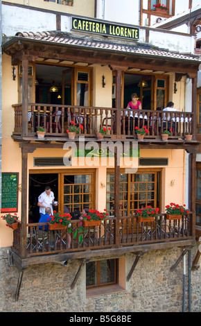 Personnes dîner sur un balcon d'un restaurant dans la ville de Potes Cantabria Liebana, nord-ouest de l'Espagne Banque D'Images