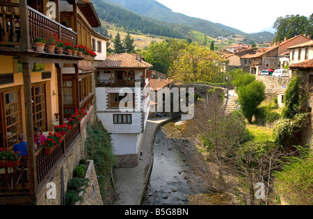 La rivière Bullon dans le village de Potes Cantabria Liebana, nord-ouest de l'Espagne Banque D'Images