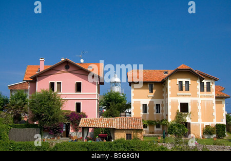 Maisons d'habitation et phare dans la ville de Llanes Asturias Espagne Banque D'Images