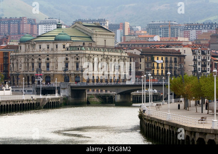 Vue de la rivière Nervion et l'opéra dans la ville de Bilbao BISCAYE le nord de l'Espagne Banque D'Images