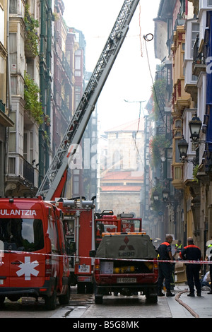 Camions de pompiers sur les lieux d'un appartement en feu dans la ville de Bilbao BISCAYE le nord de l'Espagne Banque D'Images