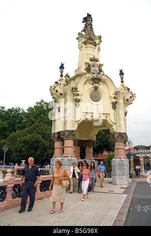 Les gens marcher sur le pont Maria Cristina dans la ville de Donostia San Sebastian Guipuzcoa Pays Basque nord de l'Espagne Banque D'Images